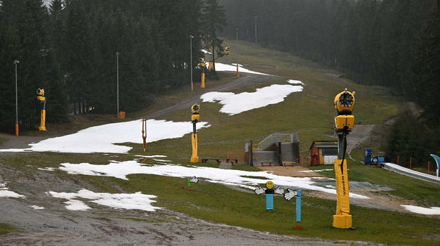 Нехватка снега на лыжных трассах в Оберхофе. Фото Global Look Press Нехватка снега на лыжных трассах в Оберхофе. Фото Global Look Press