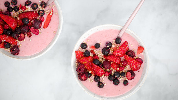 Клубничный смузи. Фото Unsplash/Bakd&Raw by Karolin Baitinger Клубничный смузи. Фото Unsplash/Bakd&Raw by Karolin Baitinger