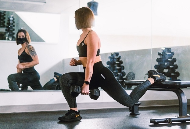 Приседания. Фото Unsplash/Matthew Sichkaruk Приседания. Фото Unsplash/Matthew Sichkaruk