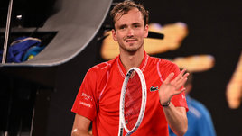 Медведев посмеялся над собой после победы. Зачем Даниил показал публике голое бедро?