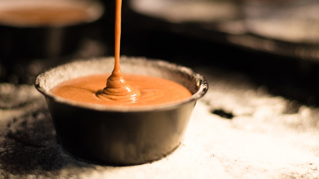 Карамельный соус. Фото Unsplash/Theo Crazzolara Карамельный соус. Фото Unsplash/Theo Crazzolara