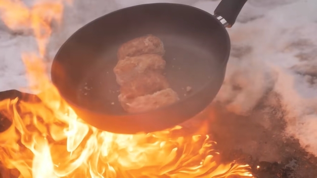 Комик Богдан Лисевский жарит котлеты. Комик Богдан Лисевский жарит котлеты.