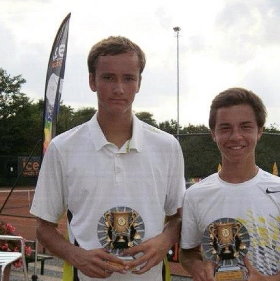 Даниил Медведев (слева).