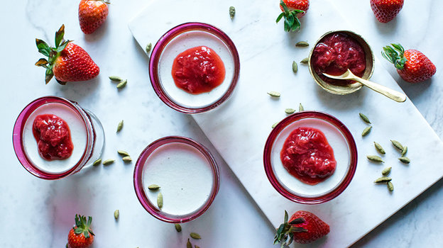 Йогурт с ягодами. Фото Unsplash/Natural Chef Carolyn Nicholas Йогурт с ягодами. Фото Unsplash/Natural Chef Carolyn Nicholas