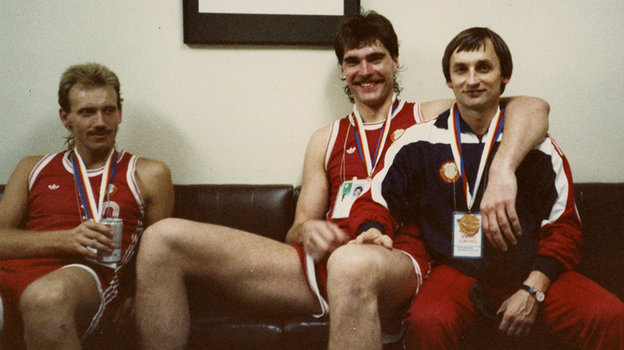Римас Куртинайтис, Арвидас Сабонис и врач команды Василий Авраменко с медали Сеула. Фото из личного архива Василия Авраменко Римас Куртинайтис, Арвидас Сабонис и врач команды Василий Авраменко с медали Сеула. Фото из личного архива Василия Авраменко