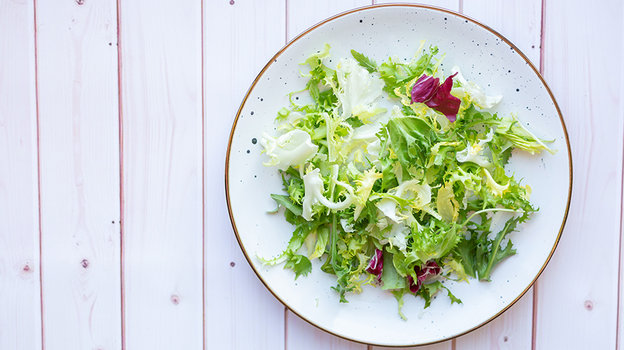 Салат. Фото Freepik/kroshka__nastya Салат. Фото Freepik/kroshka__nastya