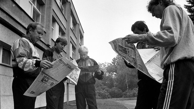 Павел Садырин с игроками читают свежий номер газеты в 1991 году. Фото Дмитрий Солнцев, архив «СЭ» Павел Садырин с игроками читают свежий номер газеты в 1991 году. Фото Дмитрий Солнцев, архив «СЭ»