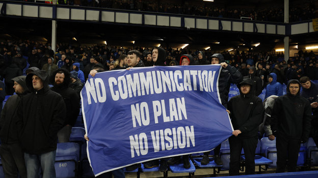 Недовольные болельщики «Эвертона» на трибунах. Фото Reuters Недовольные болельщики «Эвертона» на трибунах. Фото Reuters