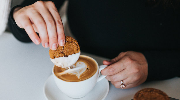 Кофе и печенье. Фото Unsplash/Nathan Dumlao Кофе и печенье. Фото Unsplash/Nathan Dumlao