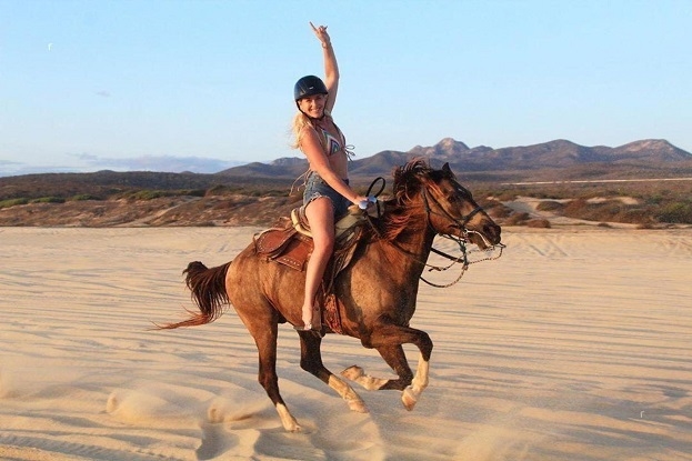 Линдси Вонн любит кататься на лошадях. Фото Соцсети Линдси Вонн любит кататься на лошадях. Фото Соцсети