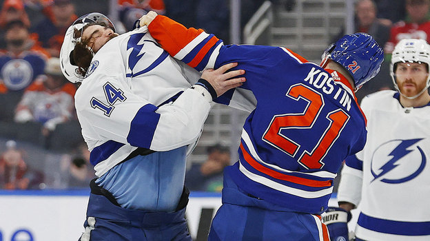 Клим Костин (справа) дерется с Пэтом Маруном. Фото USA Today Sports Клим Костин (справа) дерется с Пэтом Маруном. Фото USA Today Sports