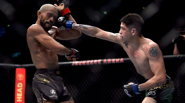 Дейвисон Фигейредо и Брэндон Морено. Фото Reuters Дейвисон Фигейредо и Брэндон Морено. Фото Reuters