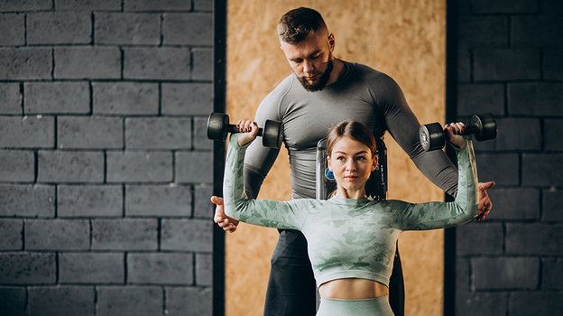 Занятия с тренером. Фото Freepik/senivpetro Занятия с тренером. Фото Freepik/senivpetro