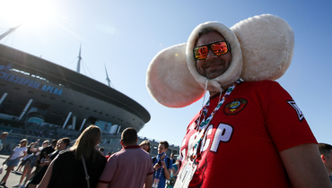 Болельщик в костюме Чебурашки в футболке СССР перед матчем ЧЕ-2020 Швейцария — Испания в Санкт-Петербурге.