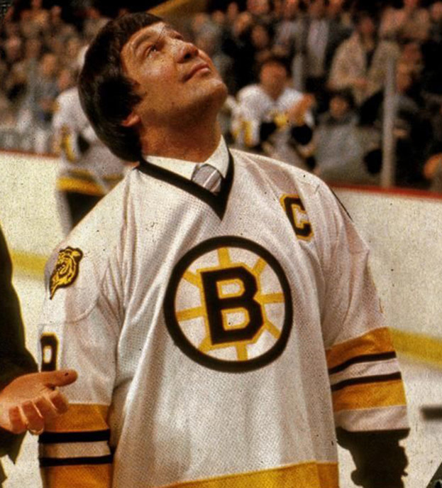 Джонни Буцик наблюдает, как его свитер поднимают под своды арены. Фото Global Look Press Джонни Буцик наблюдает, как его свитер поднимают под своды арены. Фото Global Look Press