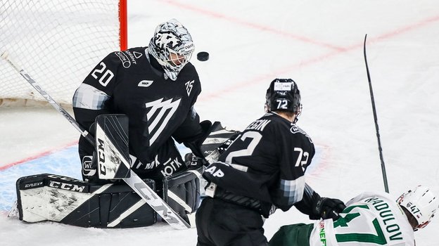 Вратарь «Трактора» Сергей Мыльников отражает удар в матче с «Ак Барсом». Фото ХК «Трактор» Вратарь «Трактора» Сергей Мыльников отражает удар в матче с «Ак Барсом». Фото ХК «Трактор»