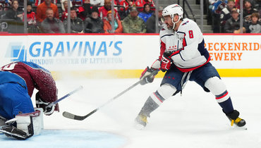 Александр Овечкин наносит бросок по воротам голкипера Александра Георгиева.