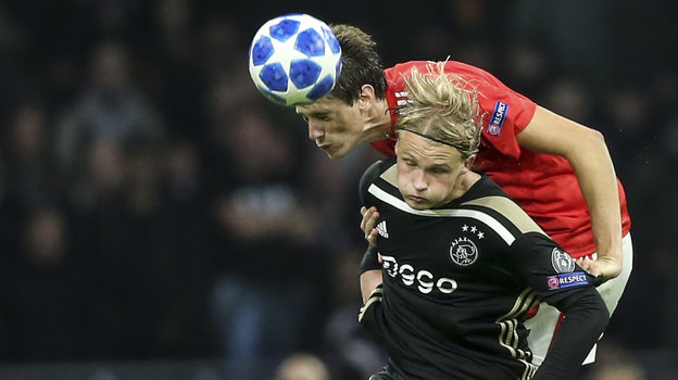 Херман Конти ведет верховую борьбу за мяч. Фото Global Look Press Херман Конти ведет верховую борьбу за мяч. Фото Global Look Press