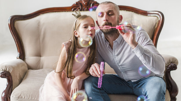 Как отцу весело провести время с ребенком. Фото Freepik/freepik Как отцу весело провести время с ребенком. Фото Freepik/freepik