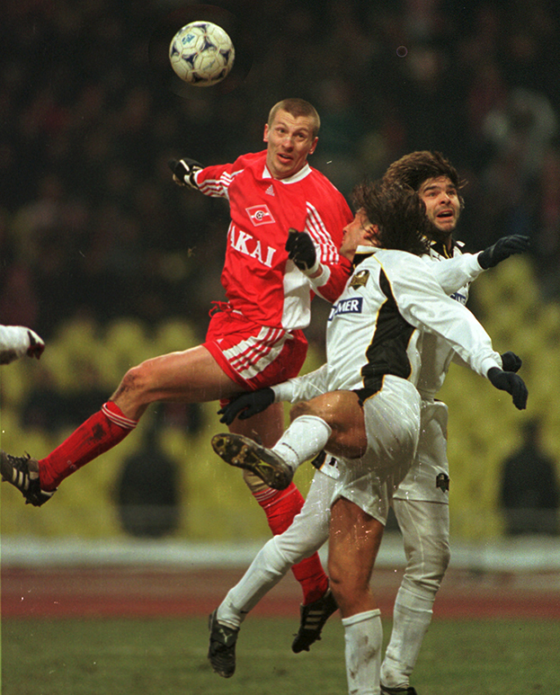 Дмитрий Ширко в борьбе за мяч. Фото Сергей Киврин и Андрей Голованов, архив «СЭ» Дмитрий Ширко в борьбе за мяч. Фото Сергей Киврин и Андрей Голованов, архив «СЭ»