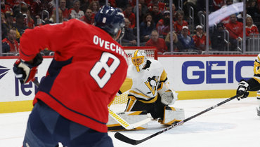 Александр Овечкин атакует ворота в матче «Вашингтон» — «Питтсбург» (3:2 Б) в Вашингтоне 26 января.