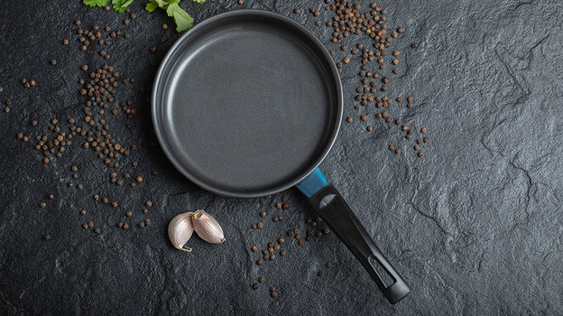 Сковородка. Фото Freepik/azerbaijan_stockers Сковородка. Фото Freepik/azerbaijan_stockers