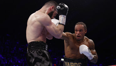 Артур Бетербиев (слева) против Энтони Ярда.