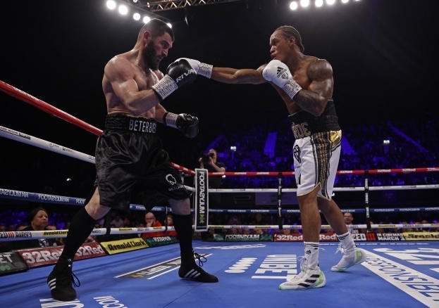 Артур Бетербиев (слева) против Энтони Ярда. Фото Reuters Артур Бетербиев (слева) против Энтони Ярда. Фото Reuters