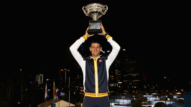Новак Джокович и его трофей в 2013 году. Фото Getty Images Новак Джокович и его трофей в 2013 году. Фото Getty Images