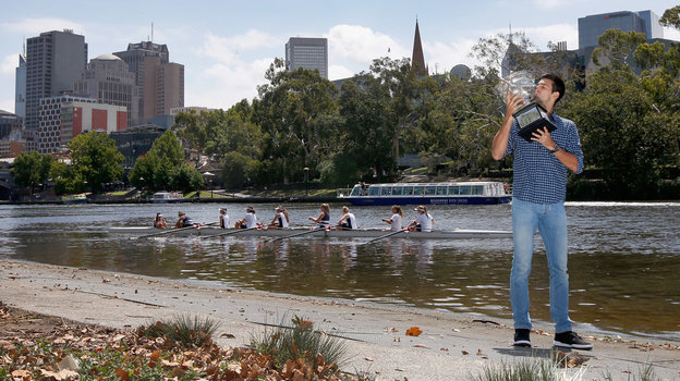 Новак Джокович на фоне проплывающих гребцов в 2015 году. Фото Getty Images Новак Джокович на фоне проплывающих гребцов в 2015 году. Фото Getty Images