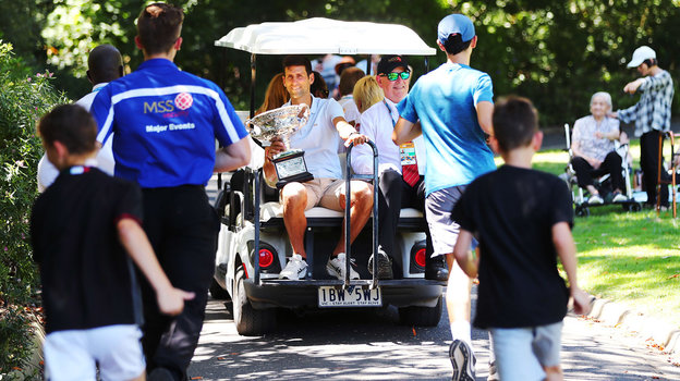 Новак Джокович и его средство передвижения по ботаническому саду. Фото Getty Images Новак Джокович и его средство передвижения по ботаническому саду. Фото Getty Images