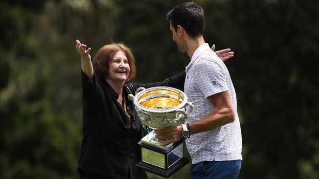 Новак Джокович принимает поздравления от своей болельщицы. Фото Getty Images Новак Джокович принимает поздравления от своей болельщицы. Фото Getty Images
