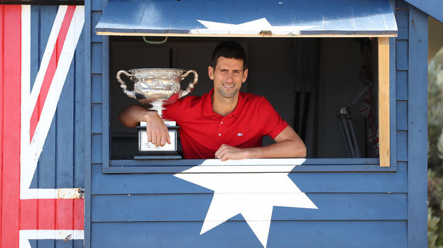 Новак Джокович и его трофей в 2021 году. Фото Getty Images Новак Джокович и его трофей в 2021 году. Фото Getty Images