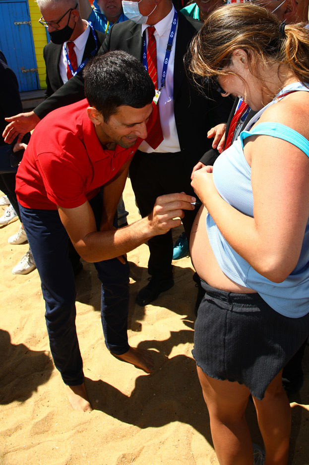 Новак Джокович отсавляет свой автограф на животе беременной женщины. Фото Getty Images Новак Джокович отсавляет свой автограф на животе беременной женщины. Фото Getty Images