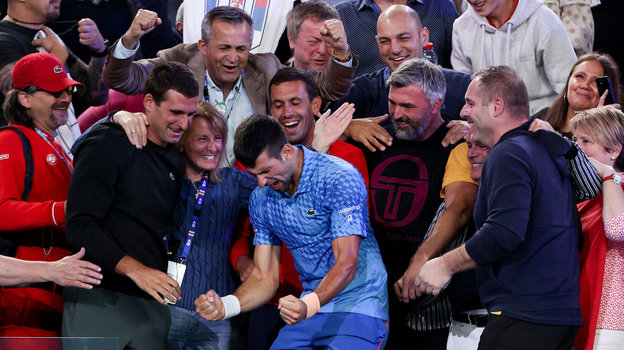 Новак Джокович отпраздновал победу с родными. Фото AFP Новак Джокович отпраздновал победу с родными. Фото AFP