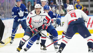 Александр Овечкин (в центре) в матче против «Торонто».