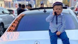 Оказывается, у Хасбика уже 8 машин. Есть даже дорогущий Dodge TRX, на котором он жмет 150 по Махачкале