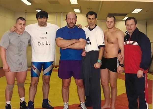 Слево направо: Михаил Илюхин, Магомедхан Гамзатханов (Волк-хан), Андрей Копылов, Николай Питьков, Федор Емельяненко, Владимир Погодин. Фото из личного архива Николая Питькова Слево направо: Михаил Илюхин, Магомедхан Гамзатханов (Волк-хан), Андрей Копылов, Николай Питьков, Федор Емельяненко, Владимир Погодин. Фото из личного архива Николая Питькова