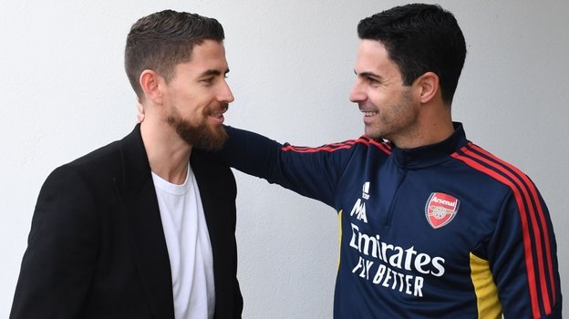 Жоржиньо и главный тренер «Арсенала» Микел Артета. Фото ФК «Арсенал» Жоржиньо и главный тренер «Арсенала» Микел Артета. Фото ФК «Арсенал»