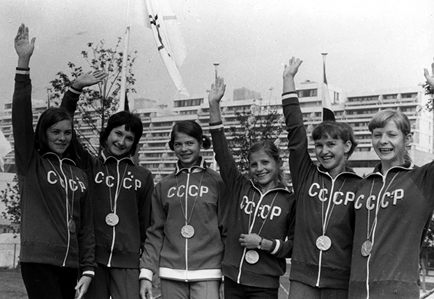 Ольга Корбут (третья справа) выставила свои медали на аукцион. Фото ТАСС Ольга Корбут (третья справа) выставила свои медали на аукцион. Фото ТАСС