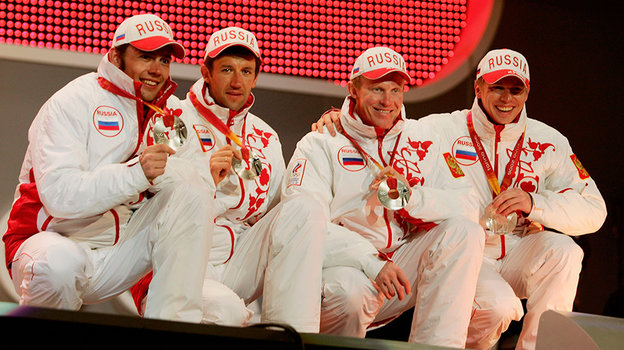 Николай Круглов (слева) выкупил медали отца после успеха на Олимпиаде в Турине. Фото Getty Images Николай Круглов (слева) выкупил медали отца после успеха на Олимпиаде в Турине. Фото Getty Images