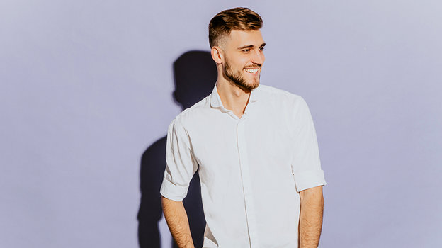 Стильный мужчина. Фото Freepik/halayalex Стильный мужчина. Фото Freepik/halayalex