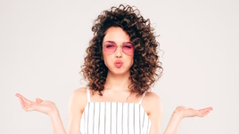 Как правильно ухаживать за вьющимися волосами? Отвечают эксперты