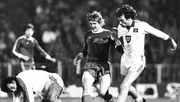 16 марта 1983 года. Гамбург. «Гамбург» — «Динамо» К — 1:2. Владимир Бессонов (в центре), лучший игрок матча, прорывается к воротам хозяев.