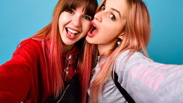 Две девушки