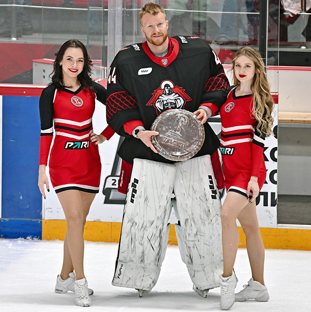 Дмитрий Шикин с девушками из группы поддержки клуба. Фото ХК «Витязь» Дмитрий Шикин с девушками из группы поддержки клуба. Фото ХК «Витязь»