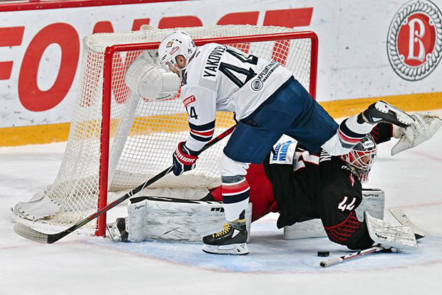 Дмитрий Шикин защищает ворота. Фото ХК «Витязь» Дмитрий Шикин защищает ворота. Фото ХК «Витязь»