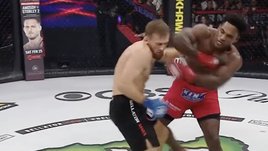 Российского бойца отправили в глухой нокаут с локтя. Соперник иронично отпраздновал победу