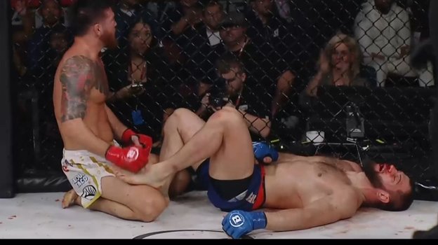 Анатолий Токов (справа) в поединке против Джонни Эблина. Фото Скриншот трансляции турнира Bellator 290 Анатолий Токов (справа) в поединке против Джонни Эблина. Фото Скриншот трансляции турнира Bellator 290