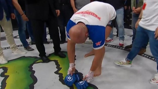 Федор Емельяненко положил перчатки на центр клетки. Федор Емельяненко положил перчатки на центр клетки.